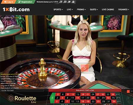 Et screenshot fra 1xBit casinoets live casinospil, her roulette og en smuk live dealer!