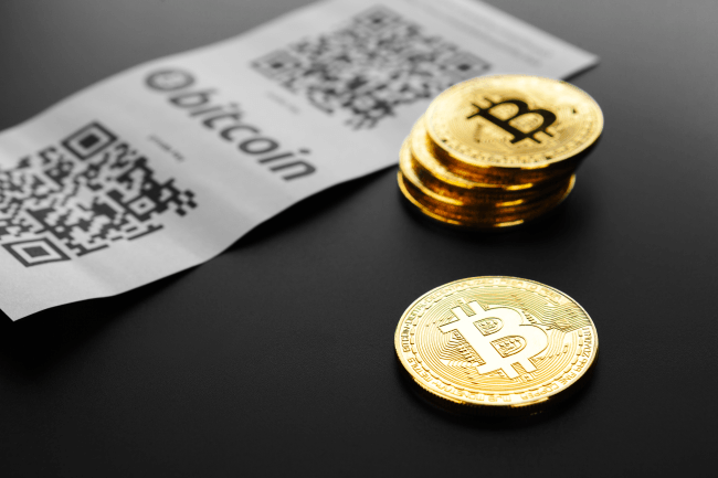 Bitcoin-kultaiset kolikot ja paperikuitti