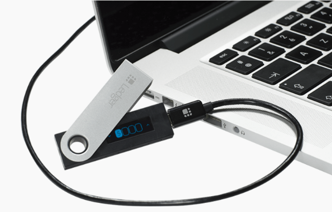 Ledger USB tilsluttet til bærbar computer