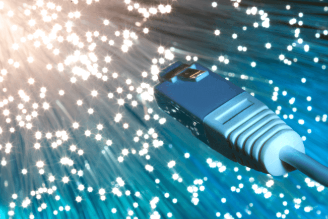 Nærbillede af enden af ​​optisk fiber netværkskabel på blå